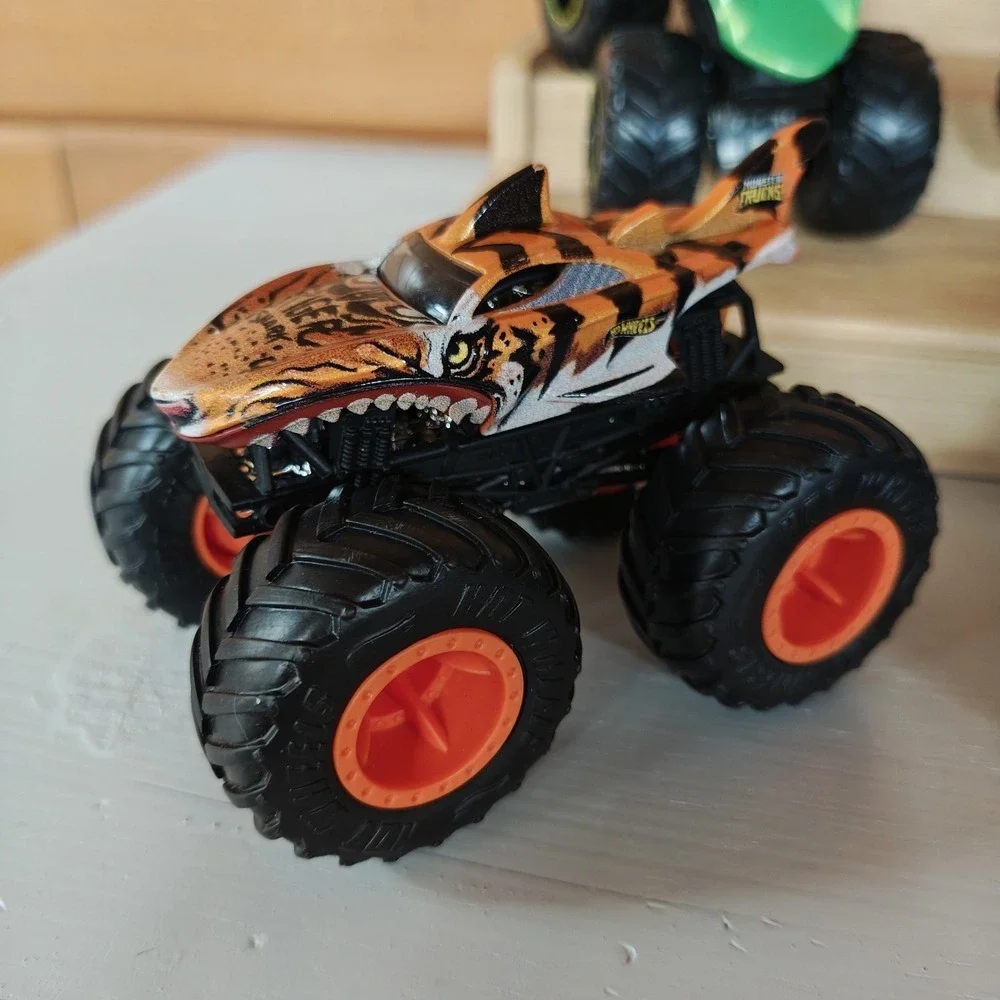 6 Hot Wheels Monster Trucks Tiger Shark Gunkster‎ Bounty Hunter Fire Truck ZC2
